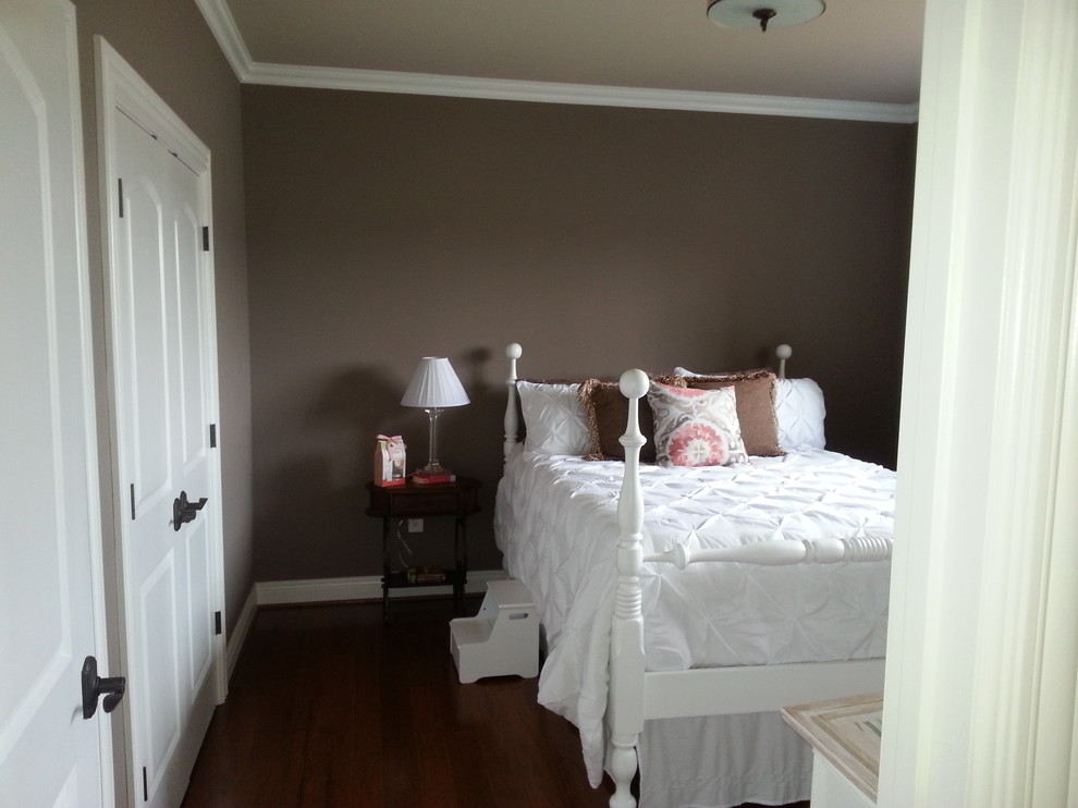 Exemple d'une grande chambre parentale chic avec un mur gris, parquet foncé et un sol marron.