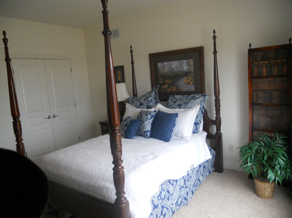 Ejemplo de dormitorio principal tradicional grande sin chimenea con paredes grises, suelo de madera oscura y suelo marrón