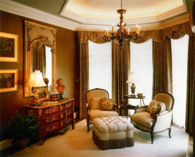 Пример оригинального дизайна: большая хозяйская спальня в викторианском стиле с серыми стенами и ковровым покрытием
