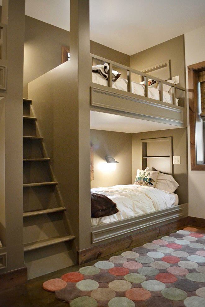 ニューヨークにある中くらいなトラディショナルスタイルのおしゃれな客用寝室 (茶色い壁、カーペット敷き、暖炉なし) のレイアウト