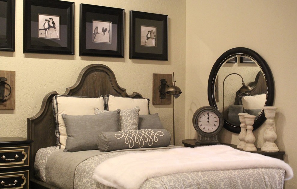 Свежая идея для дизайна: гостевая спальня среднего размера, (комната для гостей) в классическом стиле с бежевыми стенами без камина - отличное фото интерьера