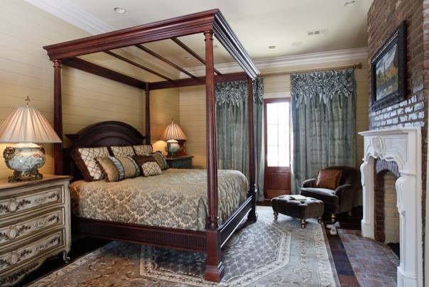 ニューオリンズにある中くらいなトラディショナルスタイルのおしゃれな客用寝室 (ベージュの壁、濃色無垢フローリング、標準型暖炉、レンガの暖炉まわり)