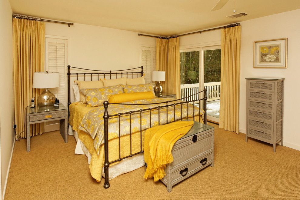 Diseño de habitación de invitados ecléctica de tamaño medio con paredes beige y suelo de baldosas de cerámica