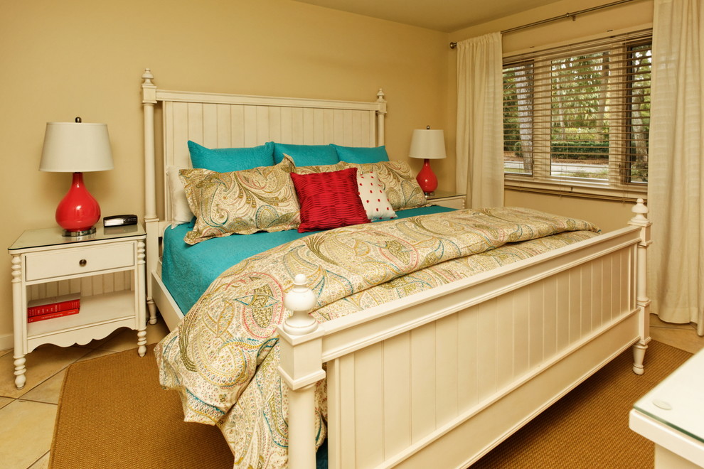Источник вдохновения для домашнего уюта: гостевая спальня среднего размера, (комната для гостей) в морском стиле с бежевыми стенами и полом из керамической плитки