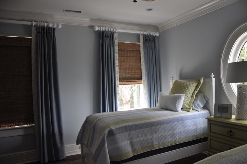 Пример оригинального дизайна: хозяйская спальня среднего размера в классическом стиле с синими стенами и темным паркетным полом без камина