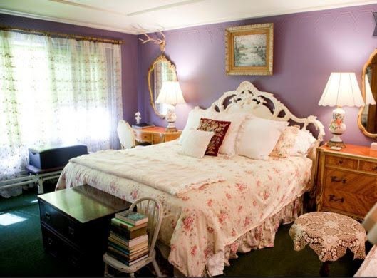 На фото: хозяйская спальня среднего размера в стиле фьюжн с фиолетовыми стенами с