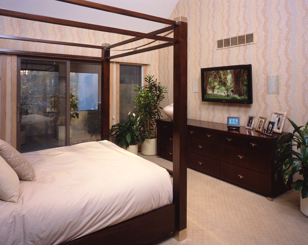 На фото: хозяйская спальня среднего размера в классическом стиле с разноцветными стенами и ковровым покрытием без камина с