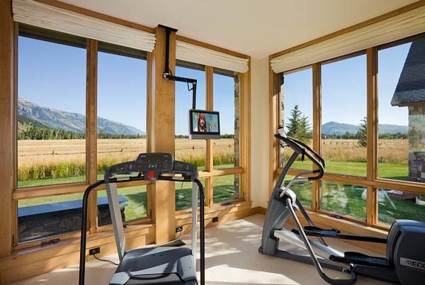 Design ideas for a traditional home gym in San Francisco.