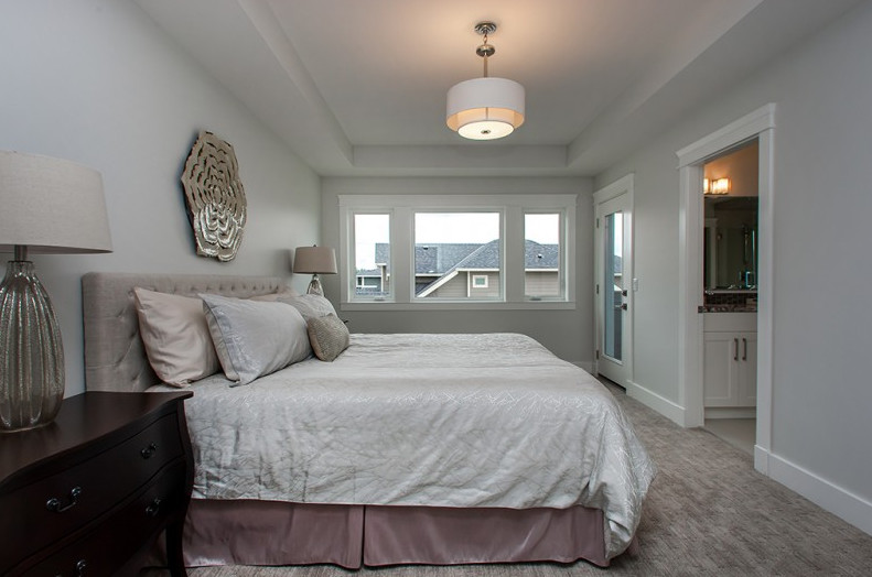 Mittelgroßes Modernes Hauptschlafzimmer mit grauer Wandfarbe und Teppichboden in Vancouver