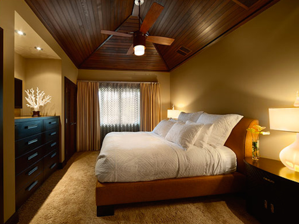Imagen de dormitorio principal tropical grande con paredes blancas y suelo de madera en tonos medios