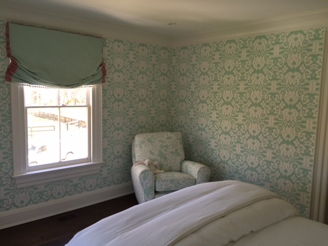 Foto de habitación de invitados clásica de tamaño medio con paredes azules, suelo de madera oscura y suelo marrón