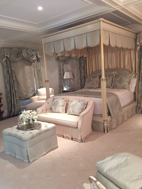 サンディエゴにある中くらいなヴィクトリアン調のおしゃれな主寝室 (ベージュの壁、濃色無垢フローリング、標準型暖炉、漆喰の暖炉まわり、茶色い床) のレイアウト