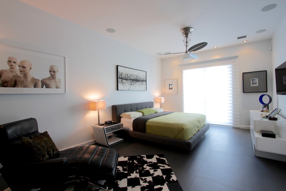 Idee per una camera matrimoniale minimalista di medie dimensioni con pareti blu, pavimento in gres porcellanato e pavimento grigio