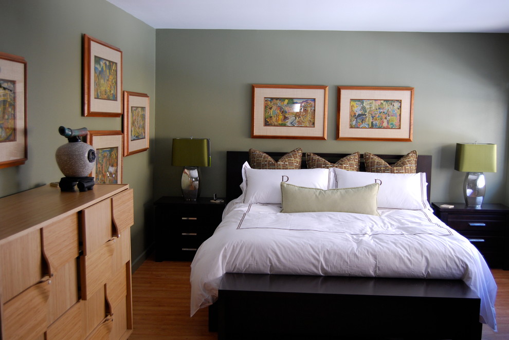 Ispirazione per una camera matrimoniale eclettica di medie dimensioni con pareti multicolore e pavimento in legno massello medio