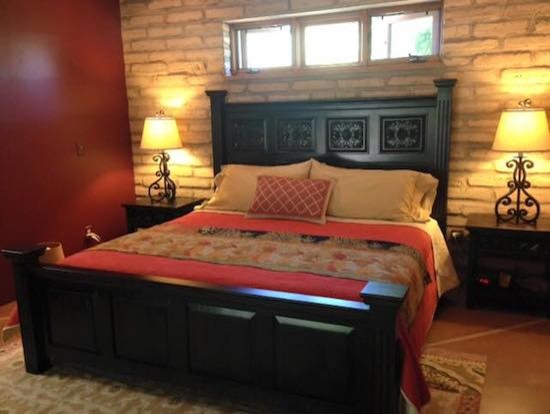Foto de dormitorio principal de estilo americano de tamaño medio con paredes rojas y suelo de madera clara