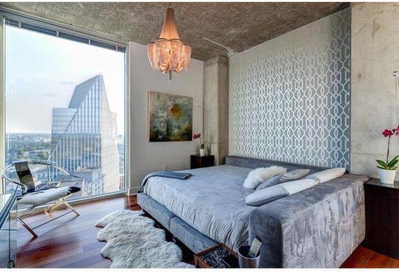 Стильный дизайн: хозяйская спальня среднего размера в современном стиле с серыми стенами, темным паркетным полом и коричневым полом без камина - последний тренд