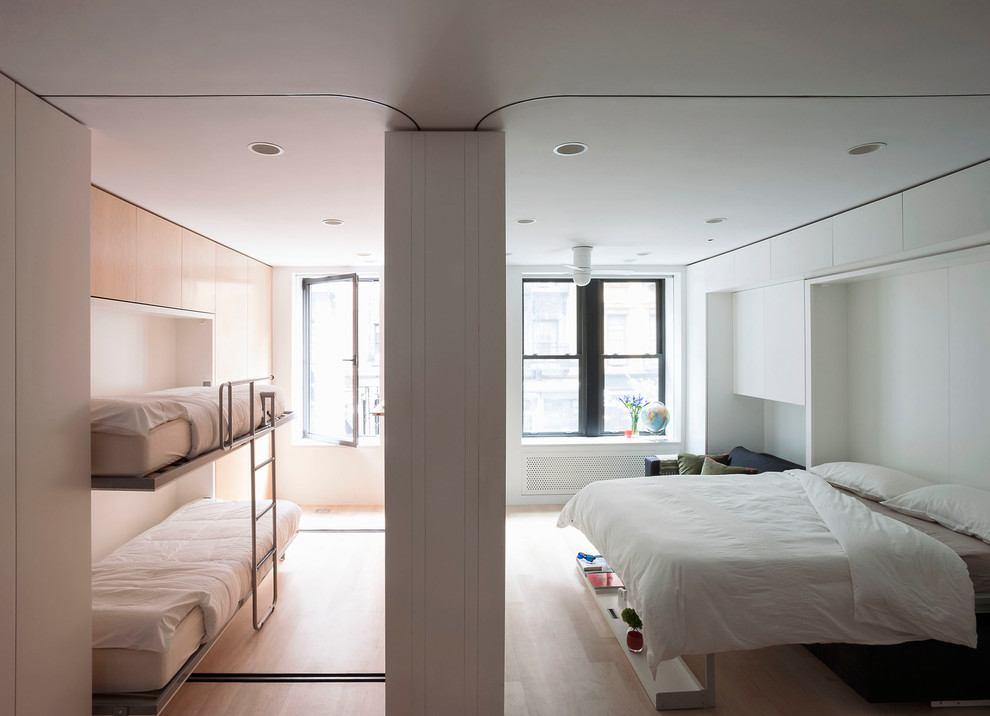 Imagen de dormitorio minimalista pequeño sin chimenea con paredes blancas