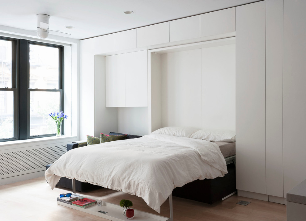 Réalisation d'une petite chambre parentale minimaliste avec un mur blanc.