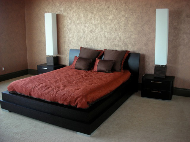 Ejemplo de dormitorio principal actual de tamaño medio con paredes multicolor y moqueta