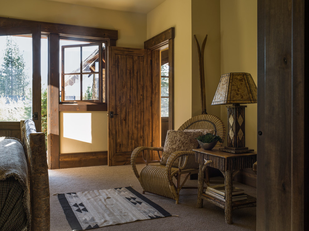 Foto di una camera degli ospiti stile rurale di medie dimensioni con pareti beige, moquette, nessun camino e pavimento beige