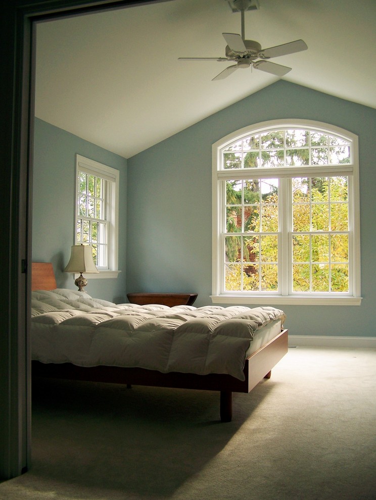 Ejemplo de habitación de invitados clásica de tamaño medio sin chimenea con paredes azules y moqueta
