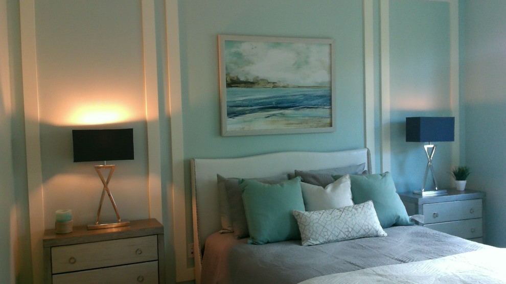 オレンジカウンティにある中くらいなトランジショナルスタイルのおしゃれな客用寝室 (青い壁) のインテリア
