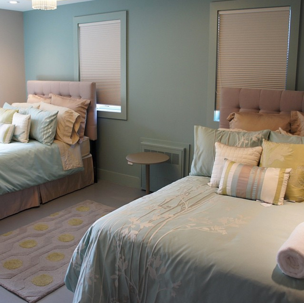 Ejemplo de habitación de invitados clásica de tamaño medio con paredes azules y suelo de madera en tonos medios