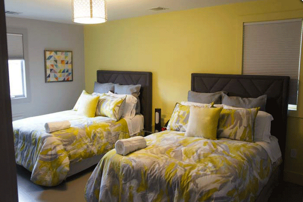 Пример оригинального дизайна: гостевая спальня среднего размера, (комната для гостей) в стиле неоклассика (современная классика) с желтыми стенами и ковровым покрытием