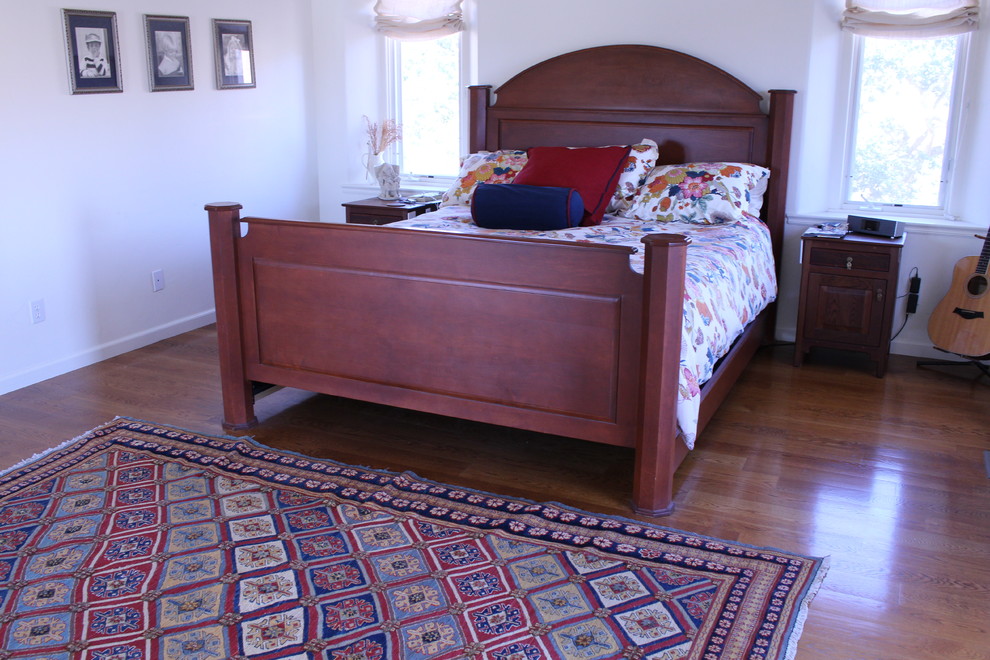 Imagen de dormitorio principal tradicional con paredes blancas y suelo de linóleo