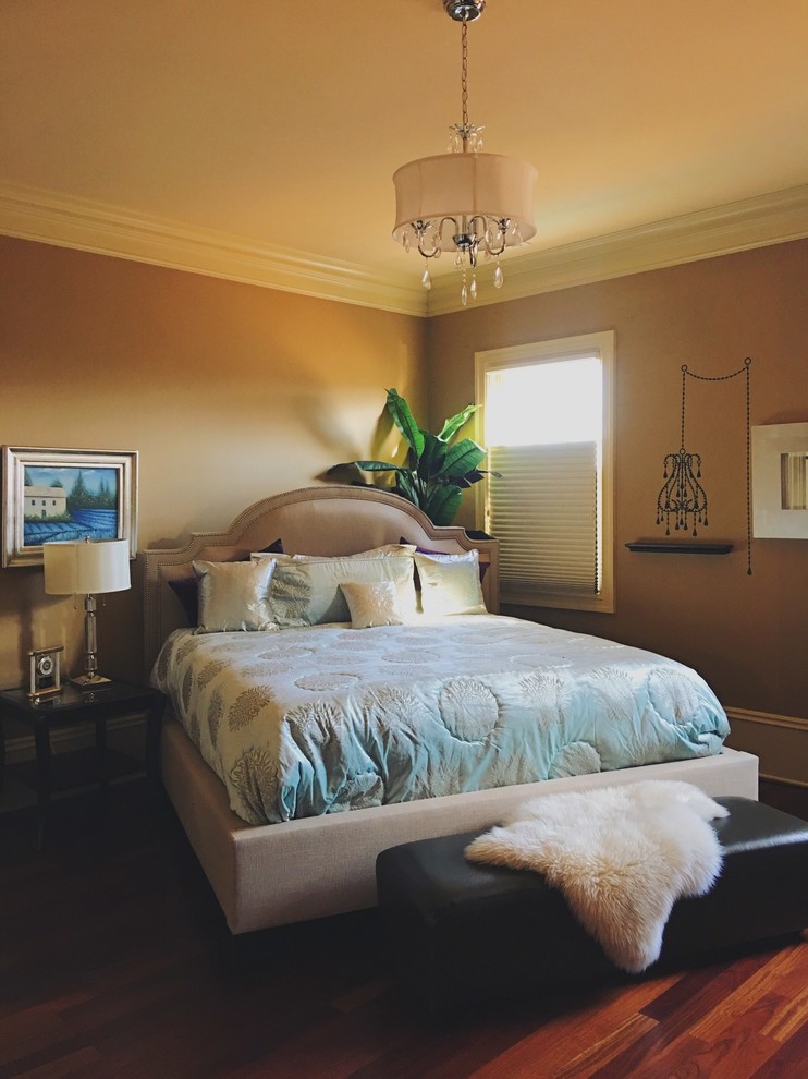 Diseño de dormitorio principal exótico de tamaño medio sin chimenea con paredes marrones, suelo de madera en tonos medios y suelo marrón