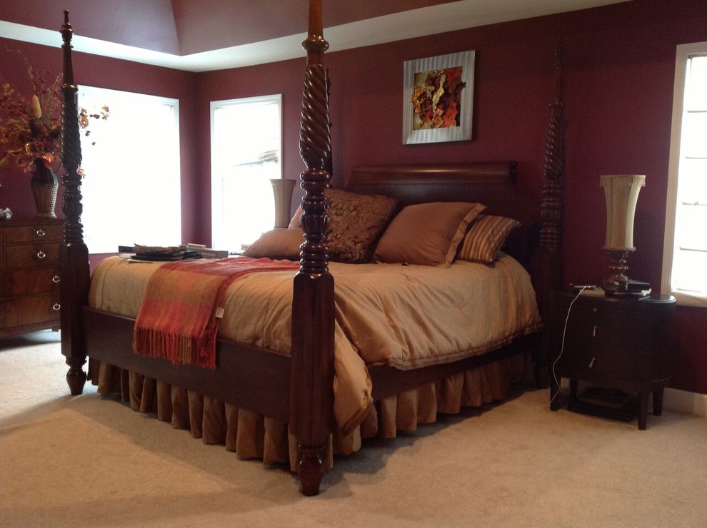 Diseño de dormitorio principal tradicional de tamaño medio sin chimenea con paredes rojas y moqueta