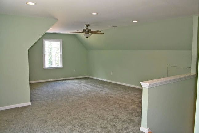 Пример оригинального дизайна: спальня среднего размера на антресоли в классическом стиле с зелеными стенами и ковровым покрытием без камина