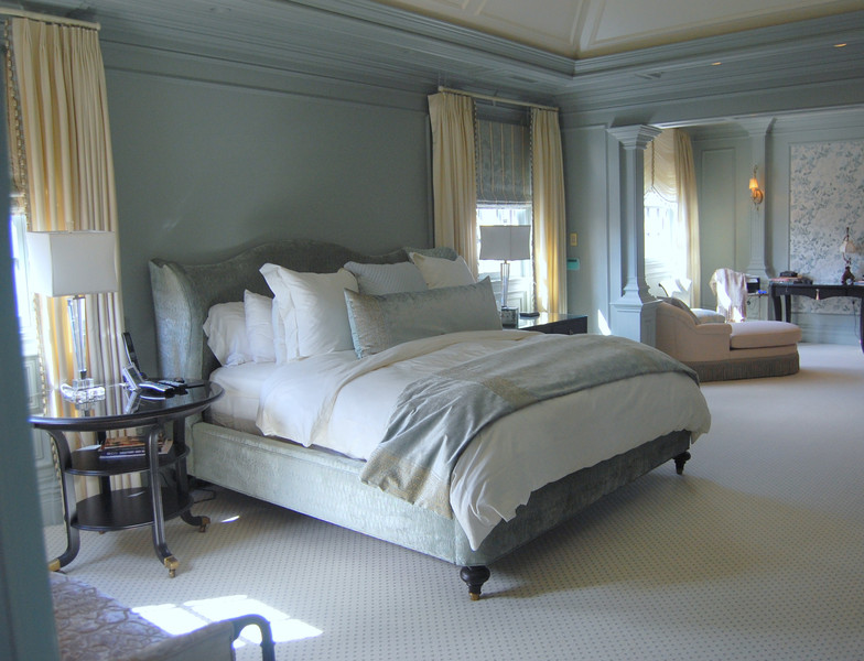 На фото: большая спальня с синими стенами и ковровым покрытием