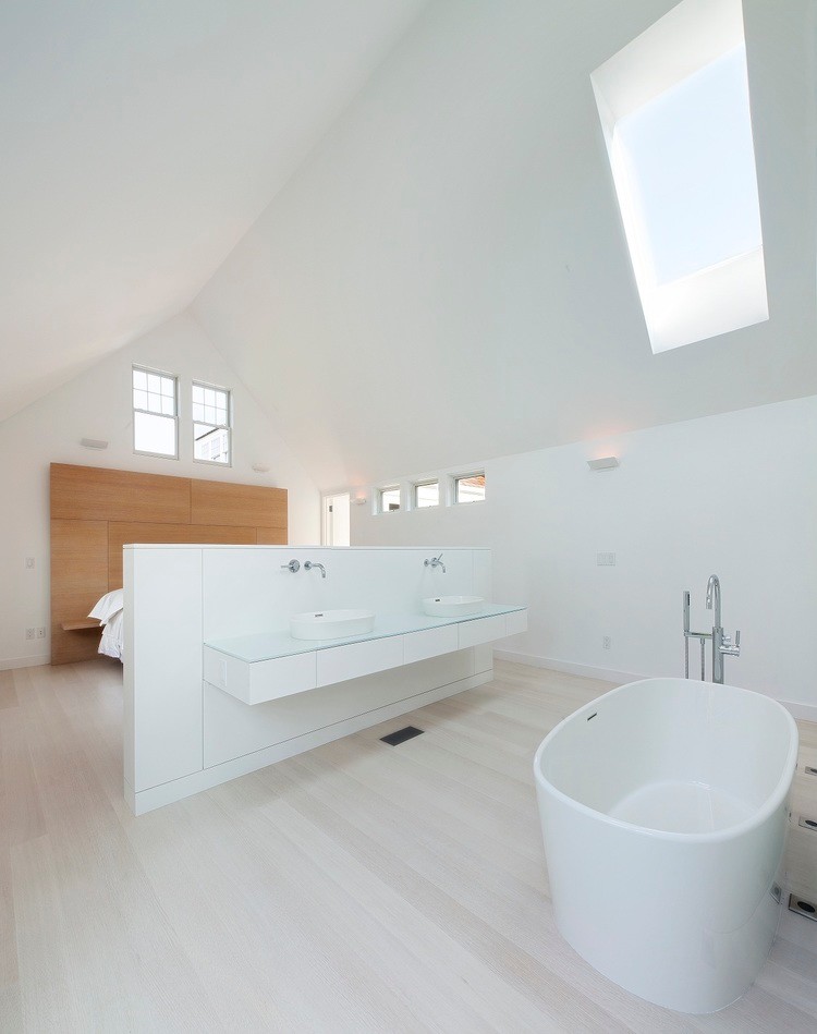 Idee per una stanza da bagno moderna di medie dimensioni con pareti bianche e parquet chiaro