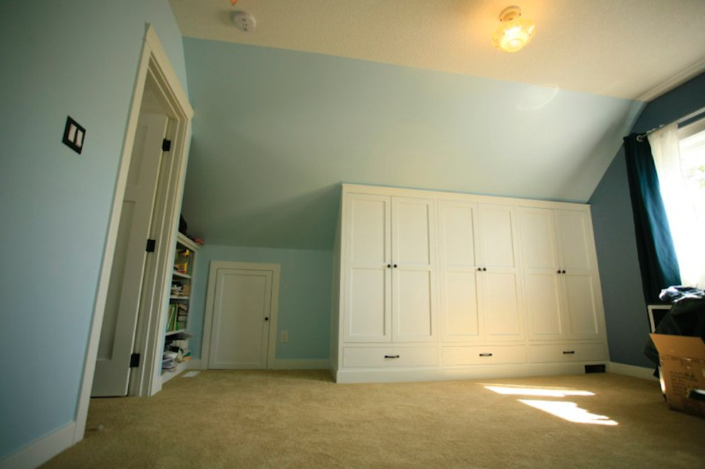 Immagine di una grande camera da letto stile loft american style con pareti blu e moquette