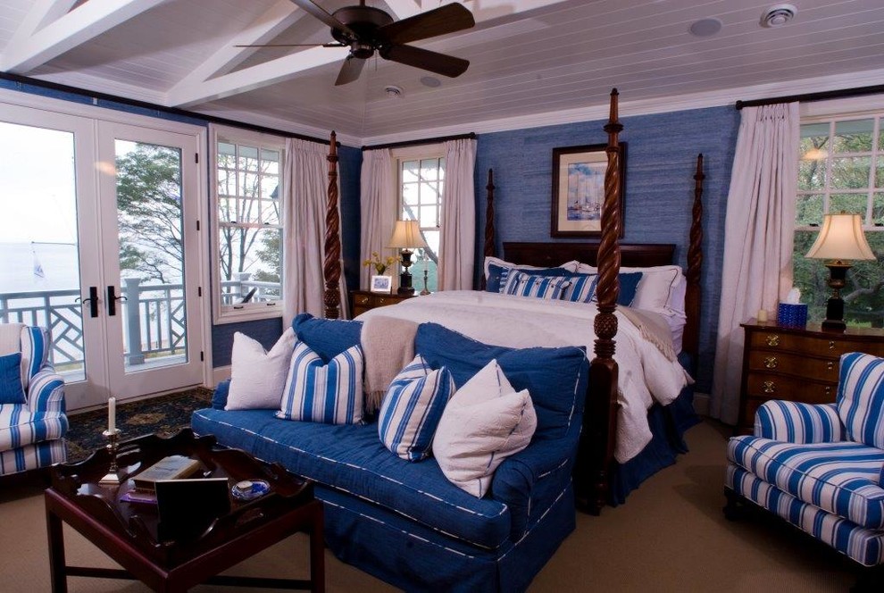Idées déco pour une chambre bord de mer de taille moyenne avec un mur bleu, aucune cheminée et un sol beige.