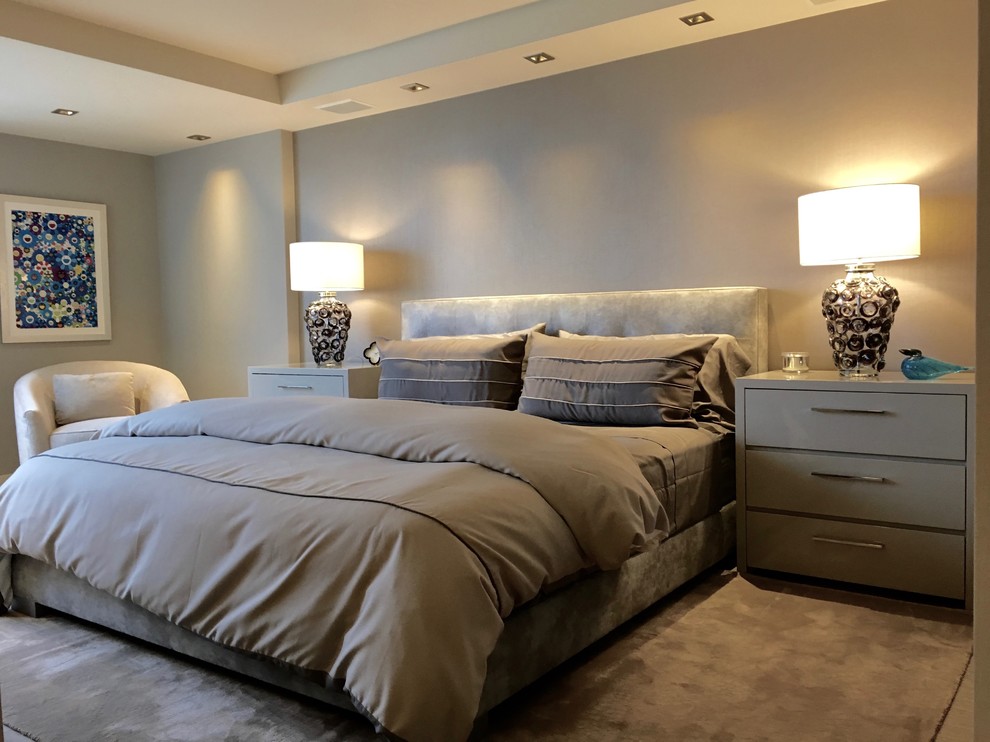 Modelo de dormitorio principal contemporáneo grande sin chimenea con paredes grises, moqueta y suelo gris