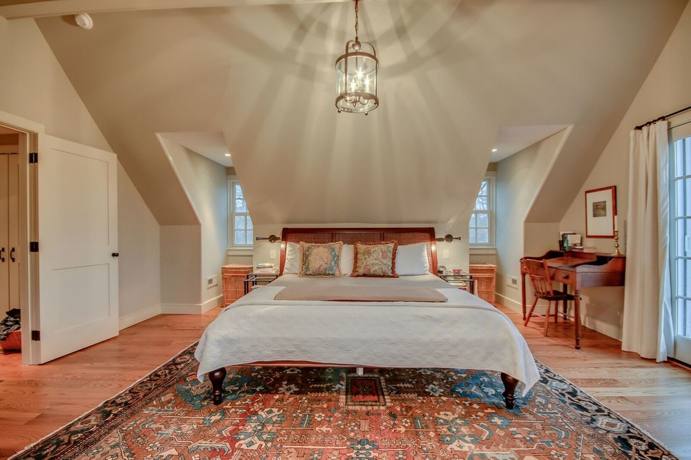 Foto de dormitorio principal de estilo americano grande sin chimenea con paredes beige, suelo de madera en tonos medios y suelo marrón