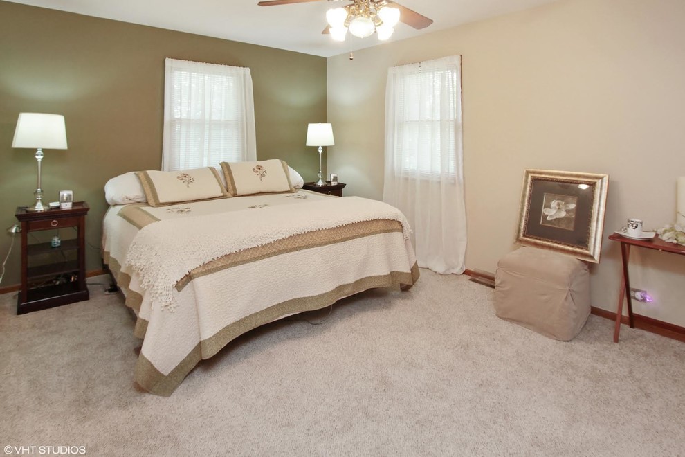 На фото: хозяйская спальня среднего размера в классическом стиле с ковровым покрытием
