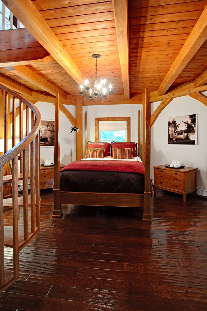 Imagen de dormitorio campestre grande sin chimenea con paredes blancas y suelo de madera oscura