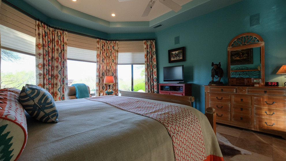 Источник вдохновения для домашнего уюта: большая хозяйская спальня в стиле фьюжн с синими стенами, полом из керамической плитки и бежевым полом без камина