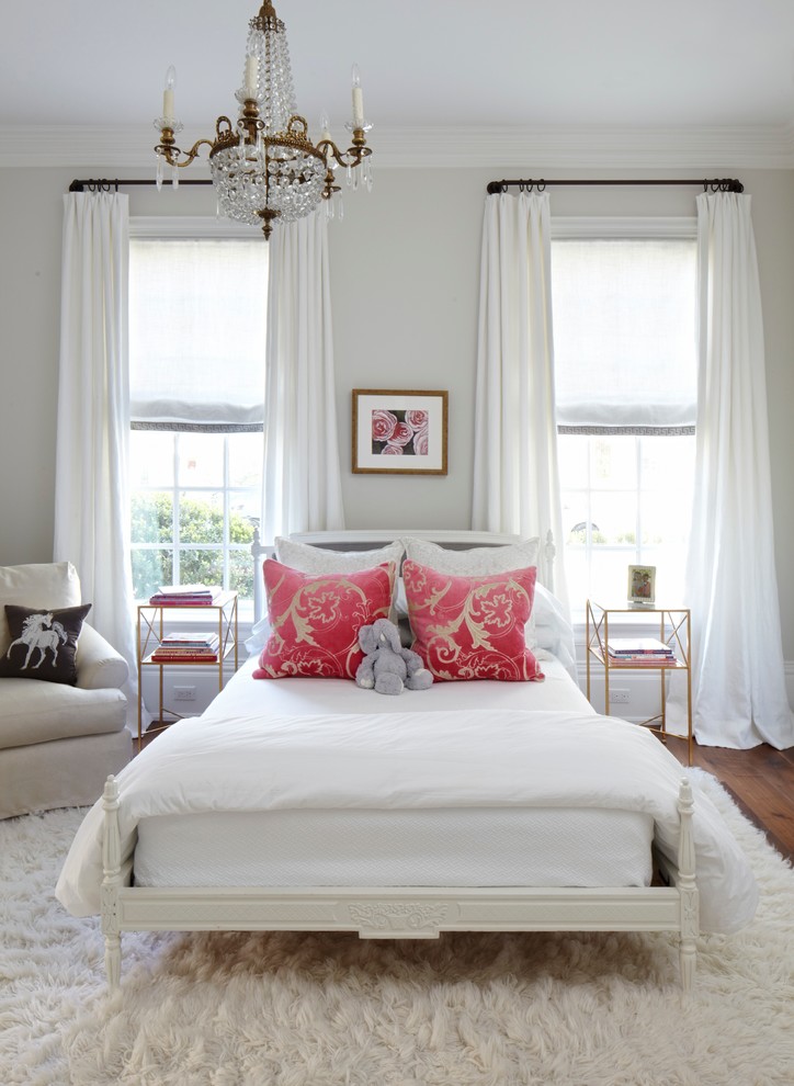 На фото: гостевая спальня среднего размера, (комната для гостей) в стиле шебби-шик с белыми стенами и паркетным полом среднего тона без камина