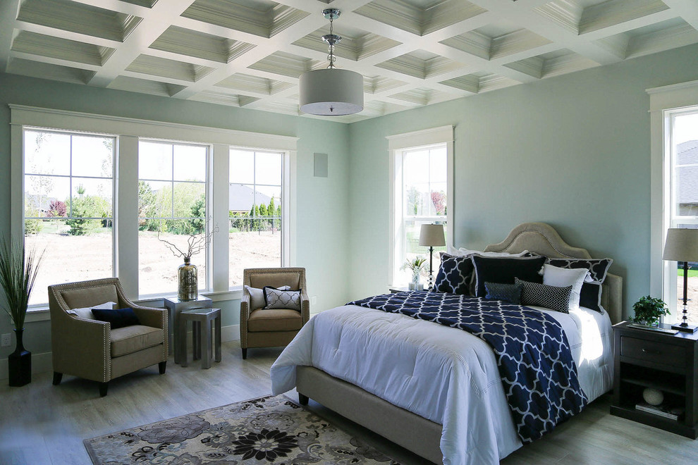 Diseño de dormitorio principal clásico renovado de tamaño medio sin chimenea con paredes azules, suelo laminado y suelo gris