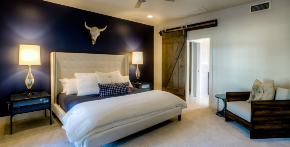 Пример оригинального дизайна: гостевая спальня среднего размера, (комната для гостей) в стиле рустика с синими стенами, ковровым покрытием и бежевым полом без камина