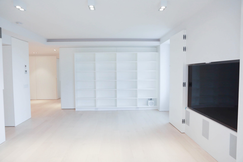 Foto de dormitorio principal minimalista extra grande con paredes blancas, suelo de madera clara y suelo marrón