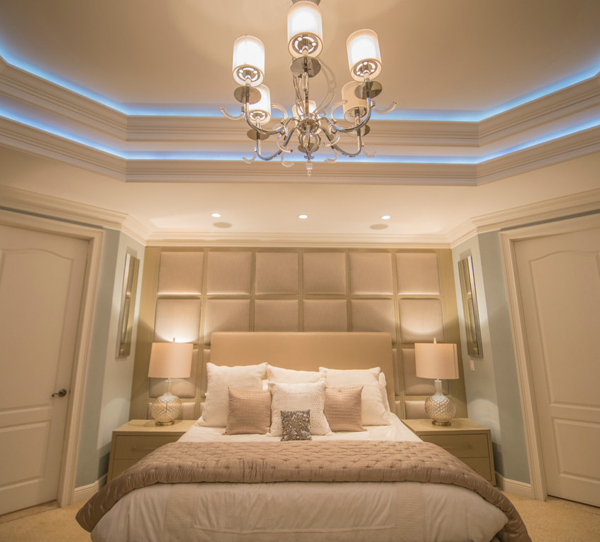 Foto de dormitorio principal clásico grande con moqueta y paredes azules