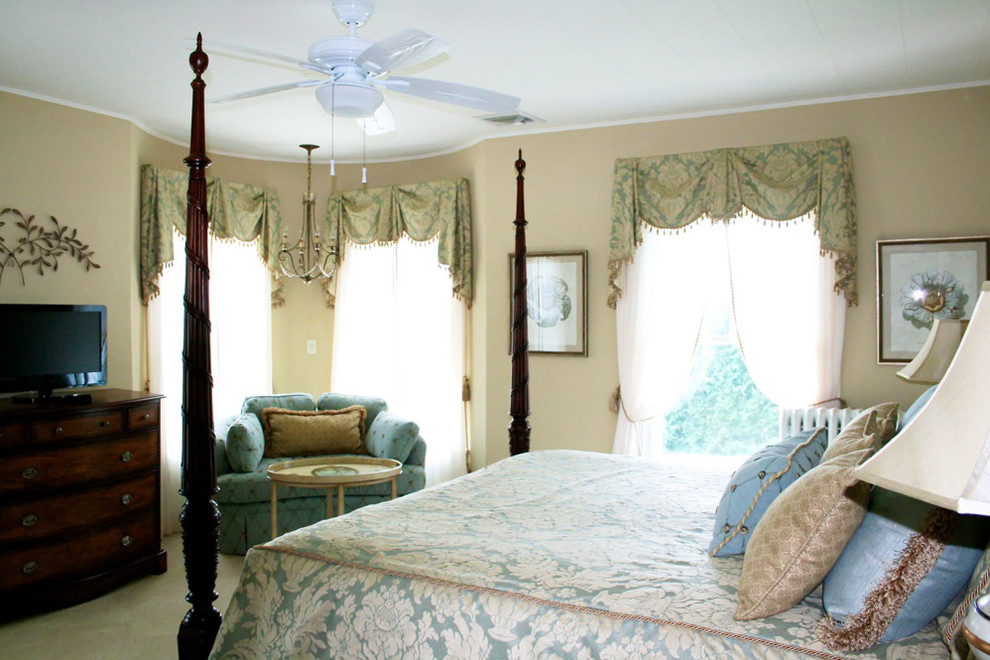 Foto di una camera matrimoniale classica di medie dimensioni con pareti beige e moquette