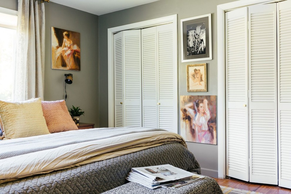Imagen de dormitorio principal vintage grande sin chimenea con paredes grises, suelo de madera en tonos medios y suelo marrón