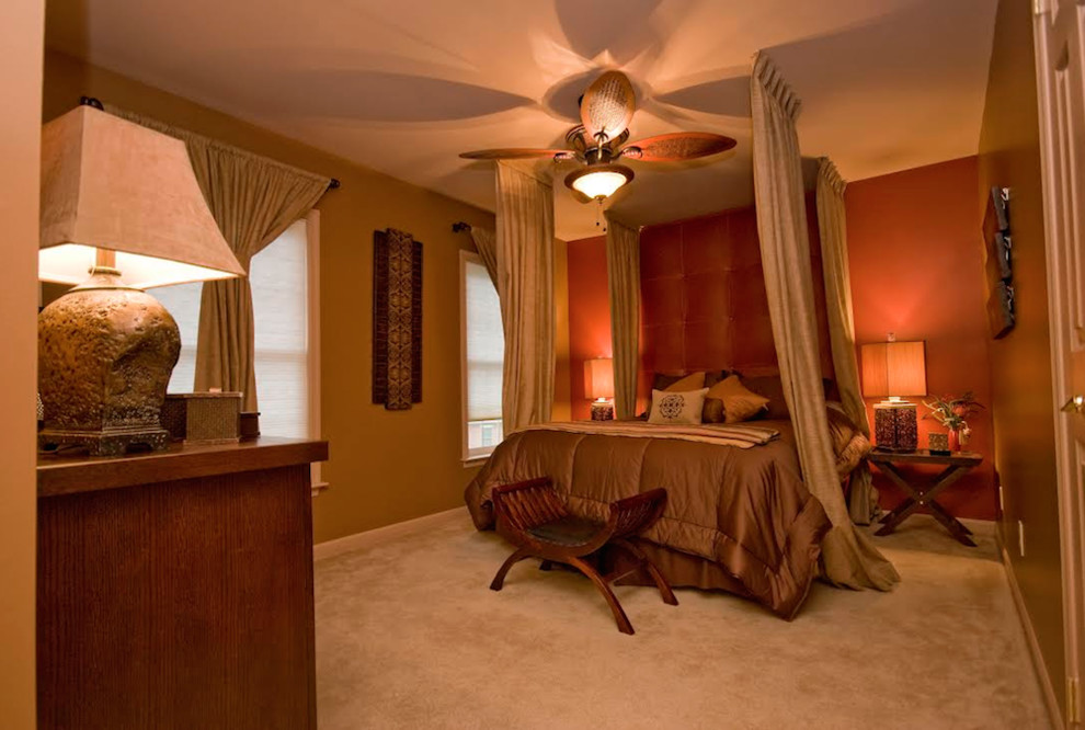 フィラデルフィアにある広い地中海スタイルのおしゃれな客用寝室 (オレンジの壁、カーペット敷き、暖炉なし) のインテリア