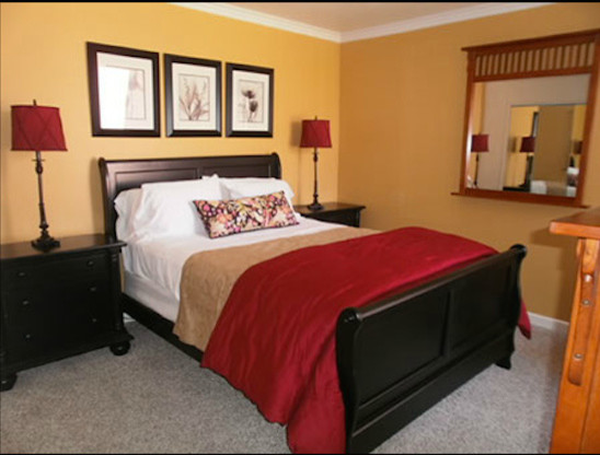 Свежая идея для дизайна: хозяйская спальня среднего размера в классическом стиле с желтыми стенами и ковровым покрытием - отличное фото интерьера